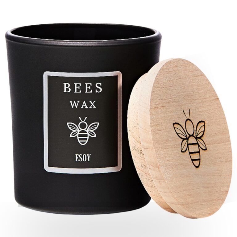 Ekskluzywna świeca pszczela BEES WAX Noir marki ESOY z widocznym drewnianym wieczkiem ozdobionym grawerem pszczoły.
