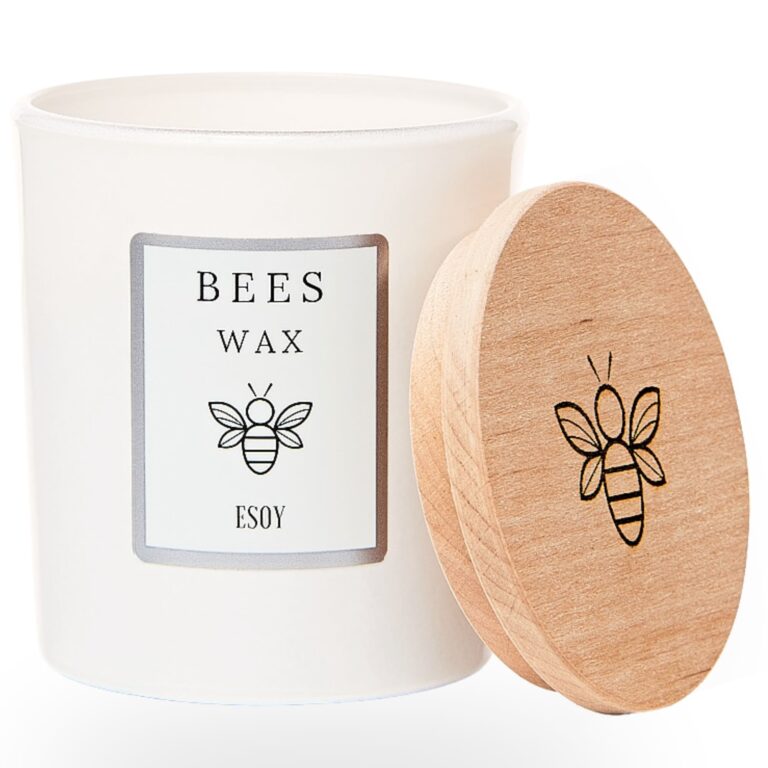 Otwarta świeca rzemieślnicza BEES WAX Calm marki ESOY w białym słoiku z ułożonym obok drewnianym wieczkiem z motywem pszczoły.
