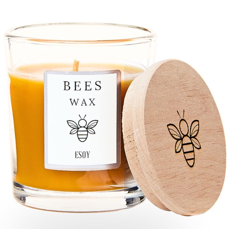 Otwarta świeca pszczela BEES WAX Pure marki ESOY z dopasowanym drewnianym wieczkiem, prezentująca miodowy kolor naturalnego wosku.
