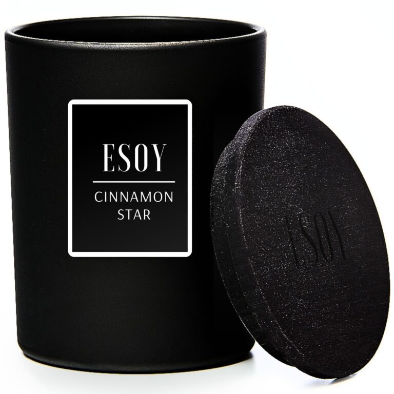 Elegancka świeca sojowa ESOY Cinnamon Star w czarnym matowym szkle z dopasowanym, czarnym wieczkiem chroniącym korzenny aromat.