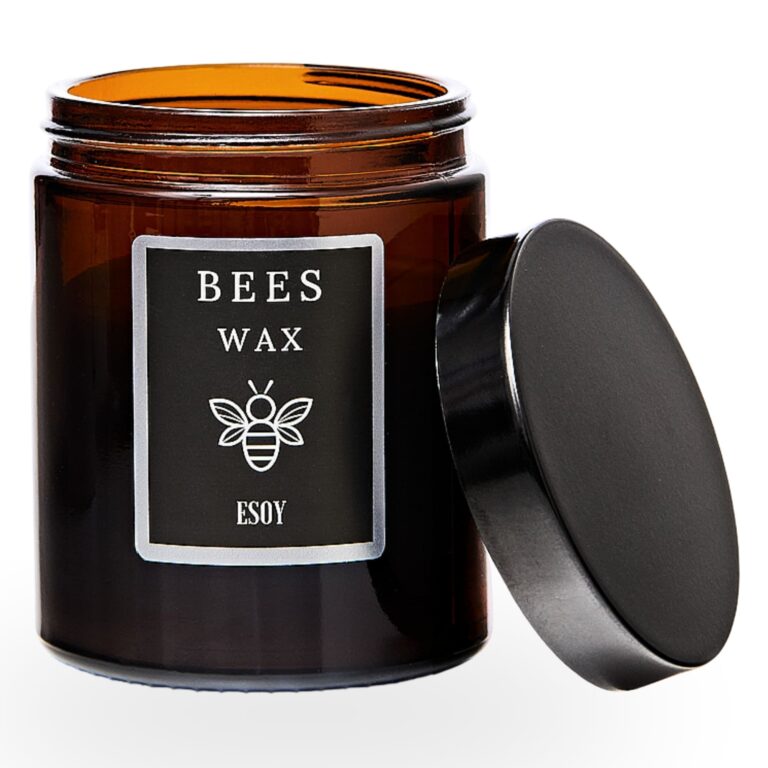 Otwarta naturalna świeca pszczela BEES WAX naturę marki ESOY w brązowym szkle z odkręconym wieczkiem.